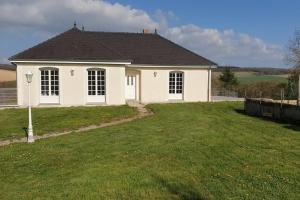 a small white house with a grass yard at Le Bellevue à 1 h 30 de Paris et 20 km de Troyes in Estissac