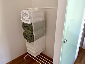 un toallero en un armario con toallas en Cityside apartment, en Selargius