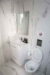 A bathroom at City view modern apartment (D3_FAL) Még 7 kép