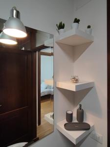 ファガーニャにあるLa Casa di Priscillaのバスルーム(白い棚、鏡付)