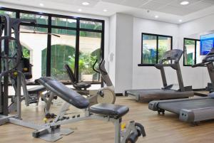 une salle de sport avec tapis de course et machines elliptiques dans l'établissement Lindo Hotel na Paulista, à São Paulo 3 autres photos
