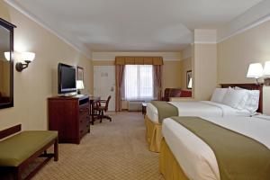 Holiday Inn Express Hotel & Suites San Dimas, an IHG Hotel في سان ديماس: غرفة فندقية بسريرين وتلفزيون بشاشة مسطحة