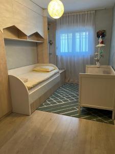 Un dormitorio pequeño con una cama y un lavabo. en Apartman Mak, en Mostar 17 fotos más