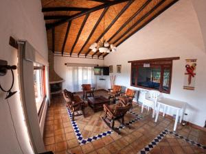 casa campestre el KFIR في فيلا دي ليفا: غرفة معيشة مع كراسي وغرفة طعام