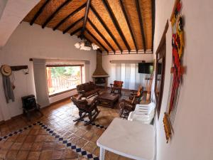 um quarto com uma sala de estar com uma mesa e cadeiras em casa campestre el KFIR em Villa de Leyva