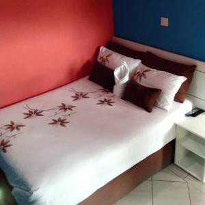 Kadavu Accommodations في ماون: غرفة نوم بها سرير أبيض وعليه زهور