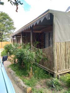 dom z drewnianym płotem i werandą w obiekcie Kadavu Accommodations w mieście Maun