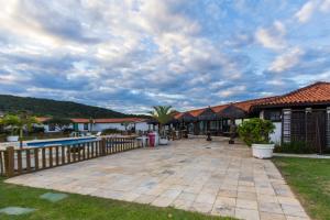 un patio de una casa con una valla en CASA NA PRAIA - BÚZIOS, en Búzios