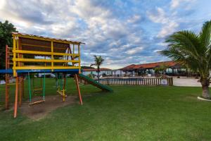 un parque infantil con tobogán en CASA NA PRAIA - BÚZIOS en Búzios