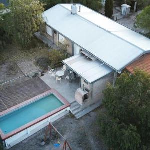 an overhead view of a house with a swimming pool at San Isidro Cabaña in Mendoza