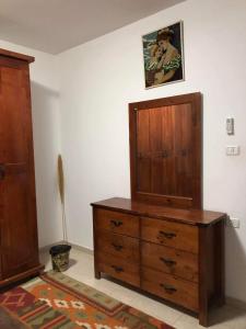1 dormitorio con tocador de madera en una habitación en King castle en Ramallah