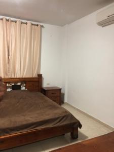 1 dormitorio con cama y ventana en King castle en Ramallah