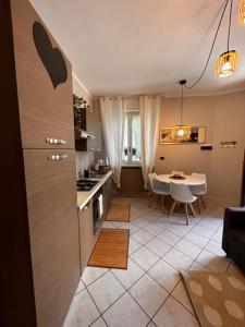 uma cozinha com uma mesa e uma sala de jantar em Bon Bon del Viale-con posto auto privato em Asti