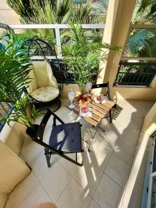 vista aerea su un patio con tavolo e sedie di Palais 5min Luxury&Cinema Studio a Cannes