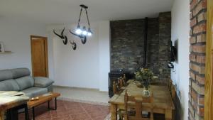 een woonkamer met een bank en een tafel bij El Rincón de Alejandro in Arroyo Frio