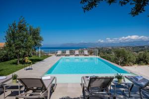 Bazén v ubytovaní Villa Maria con piscina e vista mare alebo v jeho blízkosti
