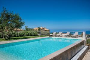 Bazén v ubytovaní Villa Maria con piscina e vista mare alebo v jeho blízkosti
