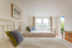 um quarto com 2 camas e uma janela em Bowden Wood em Dartmouth