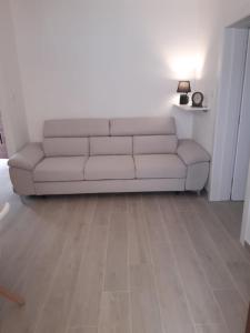 Jandom في مالينسكا: أريكة بيضاء في غرفة معيشة مع أرضية خشبية