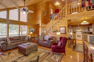 een woonkamer met banken en een trap bij Roomy Riverfront Trout Valley Cabin with Porch! in Mountain View