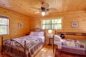 Postelja oz. postelje v sobi nastanitve Roomy Riverfront Trout Valley Cabin with Porch!