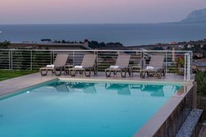 Bazén v ubytovaní Villa Maria con piscina e vista mare alebo v jeho blízkosti