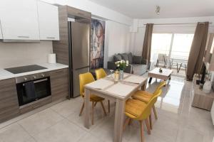 A kitchen or kitchenette at Fully equipped flat in Piraeus (Erm_C7)