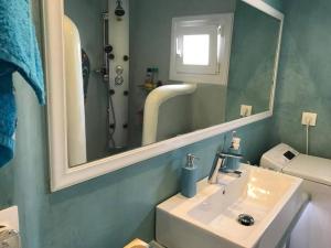 Koupelna v ubytování Costa Ilios 2 bedroom flat