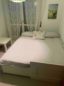 un letto con un cuscino in una camera da letto di A due passi dal lago (CIR 017085-LNI-00017) a Iseo