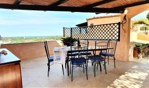 un tavolo e sedie sul balcone di una casa di Monica Luxury House a Porto Cervo