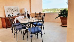 comedor con mesa, sillas y ventana en Monica Luxury House en Porto Cervo