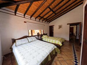 sypialnia z 2 łóżkami w pokoju w obiekcie casa campestre el KFIR w mieście Villa de Leyva