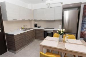 A kitchen or kitchenette at Fully equipped flat in Piraeus (Erm_C7)