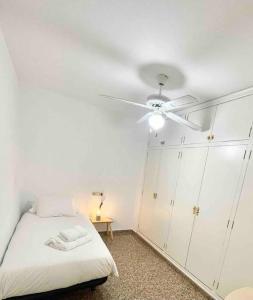 Posteľ alebo postele v izbe v ubytovaní Apartamento primera línea Altea