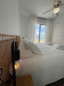 Posteľ alebo postele v izbe v ubytovaní Apartamento primera línea Altea