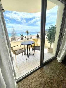a patio with a table and chairs on a balcony at Apartamento primera línea Altea in Altea