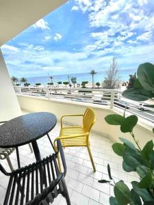 a balcony with a table and a table and chairs at Apartamento primera línea Altea in Altea