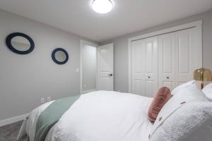 Giường trong phòng chung tại Your Perfect 2BR Stay in SE Calgary