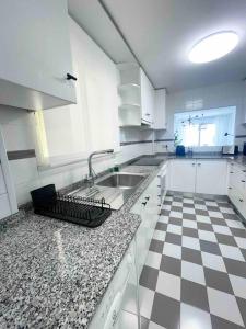 Kuchyňa alebo kuchynka v ubytovaní Apartamento primera línea Altea