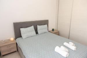 A bed or beds in a room at Fully equipped flat in Piraeus (Erm_C7)