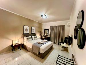 um quarto com uma cama grande e um espelho em Ven Luxury Apartment em Zakynthos