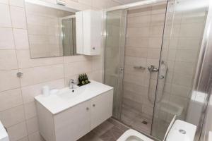 A bathroom at Fully equipped flat in Piraeus (Erm_C7)