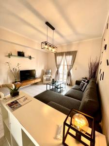 - un salon avec un canapé et une table dans l'établissement Ven Luxury Apartment, à Zante