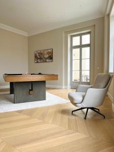 德勒斯登的住宿－Luxury Home / 3-Raum-Suite an der Frauenkirche / 6，客房设有书桌、椅子和桌子。
