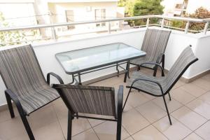 A balcony or terrace at Fully equipped flat in Piraeus (Erm_C7)