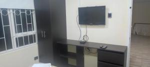 TV a/nebo společenská místnost v ubytování Colisseum Roma House - Turin- Campin Movistar Embajada cubo colsubsidio