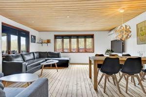 Sommerhuset في سكاغن: غرفة معيشة مع أريكة وطاولة