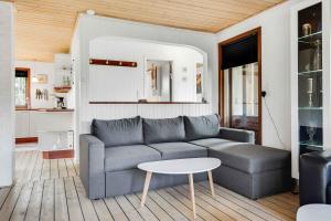 Sommerhuset في سكاغن: غرفة معيشة مع أريكة وطاولة