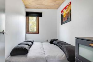 Sommerhuset في سكاغن: غرفة مع صف من الوسائد على أريكة