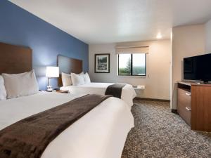 ein Hotelzimmer mit 2 Betten und einem Flachbild-TV in der Unterkunft My Place Hotel-Yakima, WA in Yakima